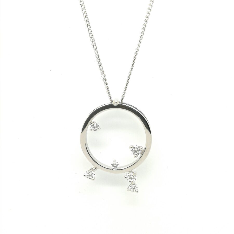 cadena con colgante diamantes moderno juvenil minimalista en blasco joyero taller joyeria en murcia