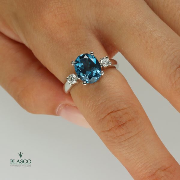 Elegante y sofisticado. Ideal para las ocasiones más especiales e inolvidables. Déjate embriagar por la luz azul de un topacio iluminado por los diamantes que lo abrazan.